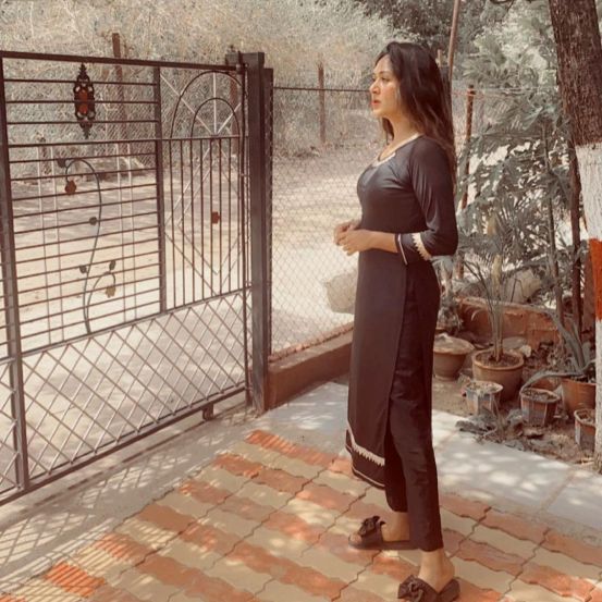 सोशल मीडियावर अनेक सेलिब्रिटींसोबत मुनमुनचे फोटो आहेत. 