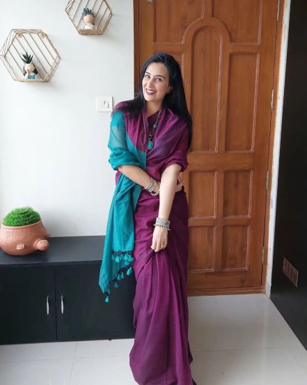 सई वेगवेगळ्या लूकमधील तिचे फोटो सोशल मीडियावर शेअर करत चाहत्याचं लक्ष वेधून घेत असते.