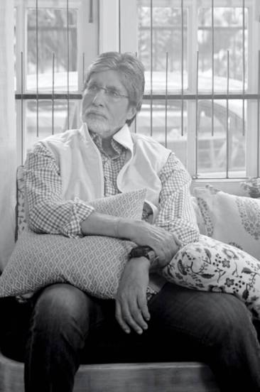 ११ ऑक्टोबर १९४२ मध्ये उत्तर प्रदेशच्या अलाहाबादमध्ये बिग बी यांचा जन्म झाला.