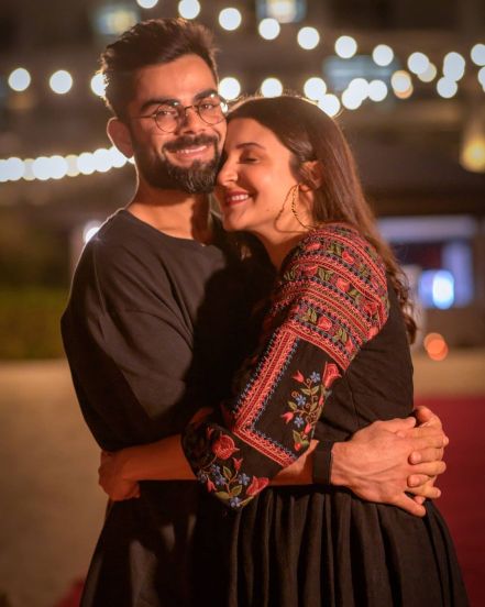भारतीय संघाचा कर्णधार विराट कोहली व अभिनेत्री अनुष्का शर्मा हे कपल सोशल मीडियावर सर्वाधिक लोकप्रिय आहे.