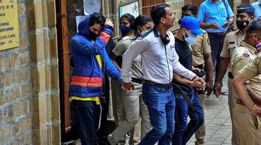 एनसीबी कार्यालयात किरण गोसावीने आर्यन खानला फोनवरून कुणाशी तरी बोलणं करून दिलं. यानंतर काही वेळाने सॅम नावाचा व्यक्ती आला : प्रभाकर साईल