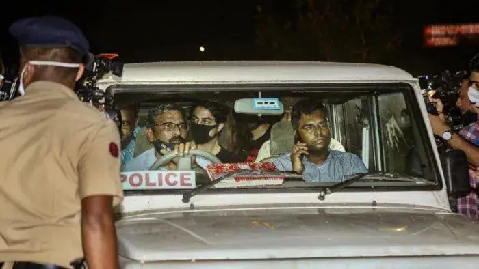 एनसीबीने आरोपी क्रमांक १ आंतरराष्ट्रीय ड्रग्ज तस्करीचा भाग असणाऱ्या विदेशी नागरिकांच्या संपर्कात असून त्याप्रकरणी तपास सुरु असल्याचं सांगितलं आहे. एनसीबी त्यांचा शोध घेत असल्याचं कोर्टाने यावेळी नमूद केलं.