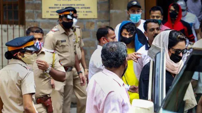 क्रुझवरील अमलीपदार्थांच्या पार्टीप्रकरणी अटकेत असलेला अभिनेता शाहरूख खान याचा मुलगा आर्यन खान सध्या आर्थर रोड तुरुंगात आहे. बुधवारी अमलीपदार्थ प्रतिबंधक कायद्यांतर्गत स्थापन करण्यात आलेल्या विशेष न्यायालयाचे न्यायाधीश व्ही. व्ही. पाटील यांनी आर्यन खानचा जामीन अर्ज फेटाळला. दरम्यान आर्यन खानच्या वकिलांनी उच्च न्यायालयात धाव घेतली आहे. यादरम्यान आर्यन खानला भेटण्यासाठी शाहरुख खान आर्थर रोड तुरुंगात पोहोचला होता. (Photos: ANI/PTI)