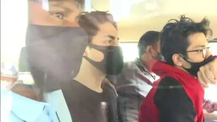 करोना काळात जेलमधील कैद्यांना नातेवाईकांना भेटण्याची परवानगी नव्हती. पण परिस्थिती सुधारत असल्याने निर्बंध शिथील करण्यात आले असून नातेवाईकांना परवानगी देण्यात आली आहे. यानंतर शाहरुख खान आर्थर रोड तुरुंगात पोहोचला.