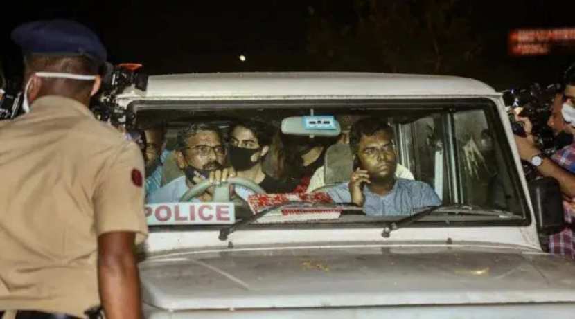 एनसीबी याला षडयंत्र म्हणत आहे. पण आर्यनविरोधातील कलम २७ अ हटवण्यात आलेलं नाही. आर्यनसोबतच्या ५-८ लोकांकडील ड्रग्जची बेरीज करून त्याला व्यावसायिक मात्रा म्हटलं जातंय : मुकुल रोहतगी (वरिष्ठ वकील)