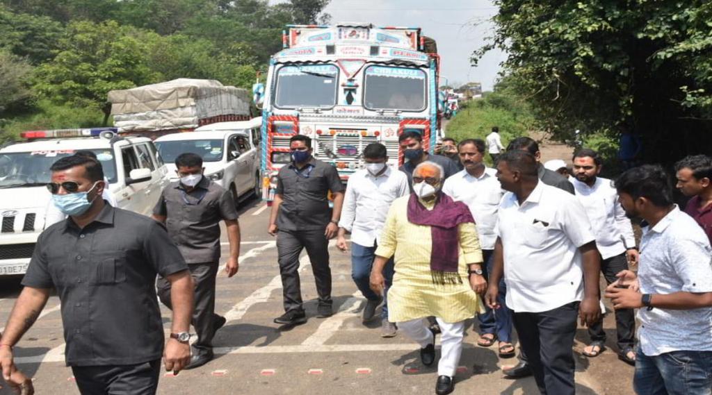 accident involving freight vehicle Wani Dindori Road Minister Chhagan Bhujbal rushed to the aid of accident victims