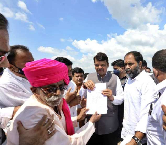 तसेच शेतकऱ्यांच्या वतीने फडणवीसांना आपल्या मागण्याचं पत्रही देण्यात आलं.