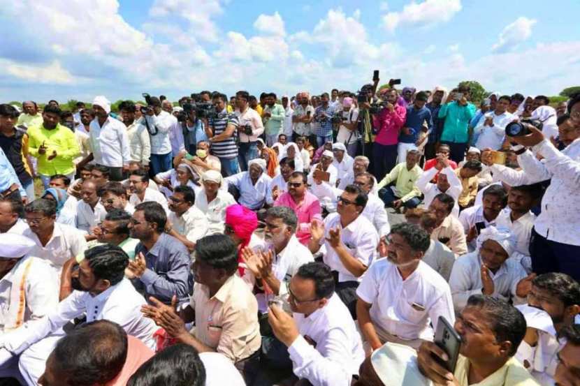 यावेळी उपस्थित शेतकऱ्यांनी 