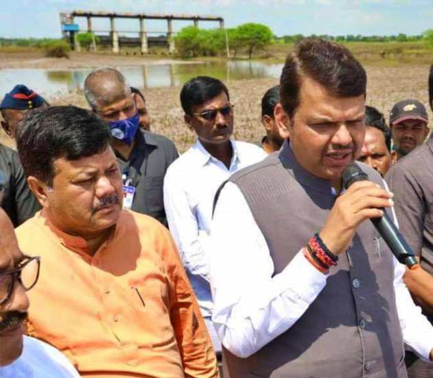 याच पार्श्वभूमीवर राज्याचे विरोधी पक्षनेते देवेंद्र फडणवीस यांनी मराठवाड्याचा दौरा करत पीडित शेतकऱ्यांचे प्रश्न समजून घेतले.
