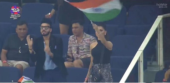 उर्वशीचे सामन्यादरम्यान भारतीय संघाला प्रोत्साहन देतानाचे अनेक फोटो व्हायरल होत आहे.