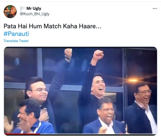 अक्षयचा स्टेडियममधला फोटो शेअर करत आपण तिथेच मॅच हरलो असे काही नेटकरी म्हणत आहेत.