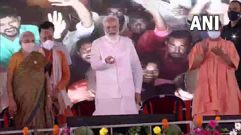 पंतप्रधान नरेंद्र मोदी यांनी बुधवारी उत्तर प्रदेशातील कुशीनगर येथे आंतरराष्ट्रीय विमानतळाचे उद्घाटन केले. कुशीनगर या प्राचीन शहरामध्येच गौतम बुद्धांचे महापरिनिर्वाण झाले होते. या विमानतळामुळे बौद्धांच्या तीर्थयात्रांना चालना मिळेल, असा विश्वास यावेळी पंतप्रधान मोदींनी व्यक्त केला. (फोटो ANI)