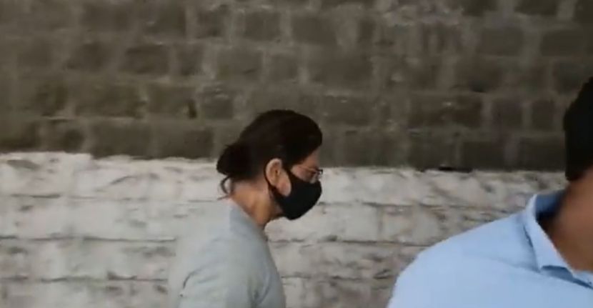 २ ऑक्टोबरला आर्यन खानला अटक करण्यात आली असून त्यानंतर पहिल्यांदाच शाहरुख खान आपला मुलगा आर्यन खानला भेटला.