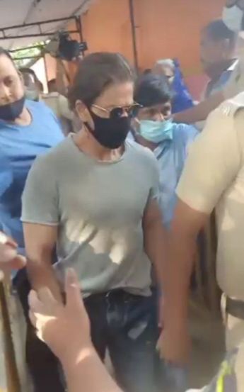 शाहरुख खान आर्यनला भेटण्यासाठी कायदेशीर प्रक्रिया पूर्ण करुन पोहोचला होता. जवळपास १५ ते २० मिनिटांच्या भेटीनंतर शाहरुख खान तेथून रवाना झाला. यावेळी त्याने प्रसारमाध्यमांसमोर काहीही भाष्य करण्यास नकार दिला.