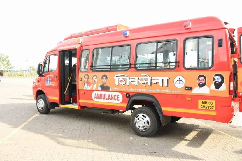 अमिताभ यांना मुंबई विमानतळावरुन थेट ब्रीच कॅण्डी रुग्णालयात न्यायचं होतं. पण अमिताभ यांना नेण्यासाठी रुग्णवाहिका मिळत नव्हती. पण त्यावेळी शिवसेनेची रुग्णवाहिका अमिताभ यांच्या मदतीला धावून आली.