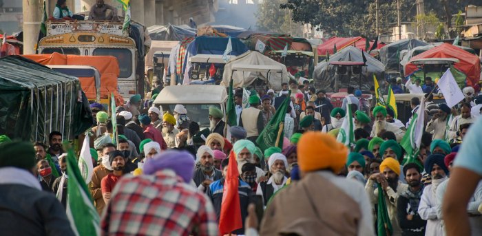पोलिसांच्या माहितीनुसार, हत्या झालेल्या व्यक्तीचं नाव लखबीर सिंग असून पंजाबच्या तारतरण जिल्ह्यातील आहे. दलित असणारे लखबीर सिंग मजूर होते. ३५ वर्षीय लखबीर सिंग यांना आई-वडिलांच्या मृत्यूनंतर काकाने दत्तक घेतलं होतं. त्यांच्या मागे पत्नी आणि तीन मुली असा परिवार आहे. सर्वात मोठी मुलगी १२ वर्षाची आणि लहान मुलगी आठ वर्षाची आहे.