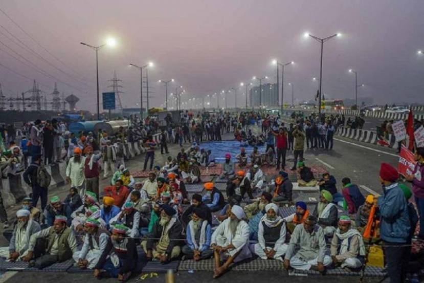 यावेळी काही लोकांच्या हातात भाले दिसत आहेत. हे लोक त्याला त्याचं नाव विचारत होते. तर इतर लोक लखबीर सिंगला (मृत आहे की जिवंत स्पष्ट नाही) उलटं लटकवताना दिसत आहेत. तिसऱ्या व्हिडीओत लखबीर सिंग शेवटच्या घटका मोजत असताना काहीजण त्याच व्हिडीओ शूट करताना दिसत आहेत. या व्हिडीओची सत्यता पडताळून पाहिली जात आहे. या व्हिडीओंच्या आधारे ही हत्या निहंग गटाने केल्याचा दावा पोलिसांनी केला.