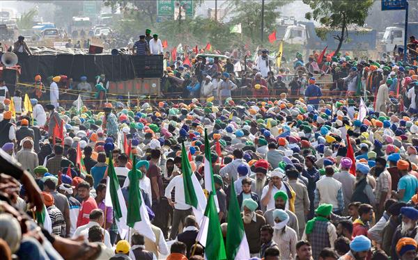 दरम्यान ‘गुरु ग्रंथ साहिब’ची प्रत उचलून पळ काढण्याचा प्रयत्न करणाऱ्या व्यक्तीला आम्ही पकडले. त्याला सिंघू सीमेवर कोणी पाठवले याची विचारणाही केली. त्यानंतर आम्ही त्याचे पाय मोडले आणि हात कापून टाकला. मग त्याला बांधून ठेवले. ज्याने या व्यक्तीला पाठवले त्यालाही आम्ही ठार मारू, असे निहंग गटातील व्यक्ती सांगत असल्याचा व्हिडीओही पोलिसांनी जप्त केला आहे. लखबीर सिंगचा मृतदेह बॅरिकेडला बांधून ठेवण्यात आला होता.