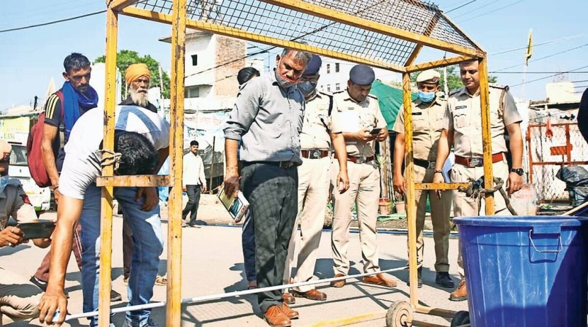 ‘पंजाबमधील तरणतारण जिल्ह्य़ातील लखबीर सिंग याच्या हत्येची जबाबदारी घटनास्थळावरील निहंग गटाने घेतली आहे. मृत व्यक्ती तसेच निहंग गटाशी संयुक्त किसान मोर्चाचा काहीही संबंध नाही. कोणत्याही धार्मिक ग्रंथाचा अपमान करणे योग्य नाही हीच मोर्चाची भूमिका आहे. पण कोणालाही कायद्याचे उल्लंघन करण्याचा अधिकार नाही. धर्मग्रंथाचा अपमान आणि झालेली हत्या या दोघांमागील षड्यंत्राचा कसून तपास झाला पाहिजे व कटातील दोषींना कठोर शिक्षा झाली पाहिजे. यासंदर्भात होणाऱ्या कोणत्याही कायदेशीर चौकशीसाठी पोलीस व स्थानिक प्रशासनाला मोर्चा सहकार्य करेल,’ असे संयुक्त किसान मोर्चाने निवेदनात स्पष्ट केले.
