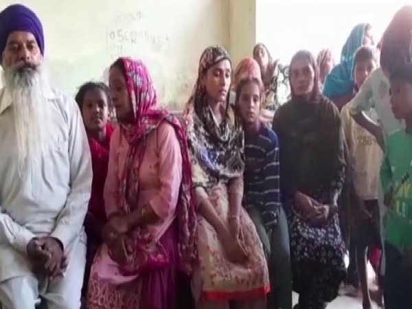 मृत लखबीर सिंग कामगार असून त्याचे वडील माजी सैनिक होते. कामानिमित्त लखबीर सिंग जास्त दिवस घऱाबाहेर असायचे असं त्यांची बहिण राज कौर यांनी सांगितलं आहे. 