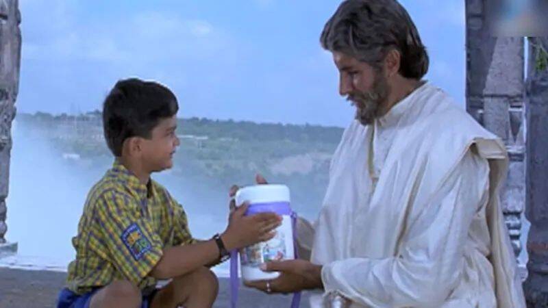 सात कोटींमध्ये तयार झालेल्या या सिनेमाने त्यावेळी १२ कोटी ६५ हजारांचा गल्ला जमवला होता.