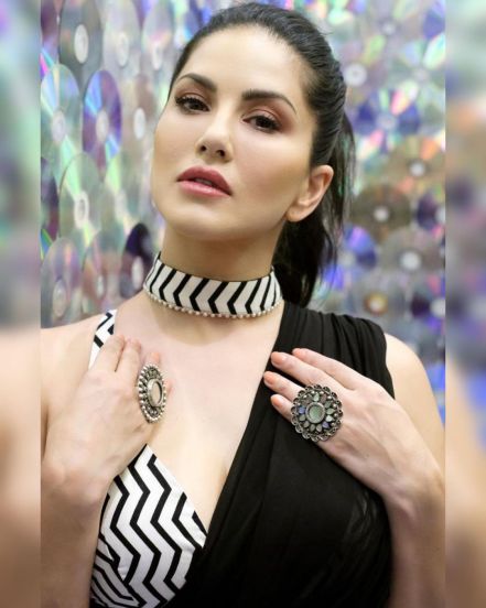 Sunny Leone Hot Bold Saree Photos
