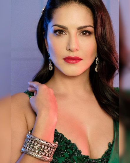 Sunny Leone Hot Bold Saree Photos