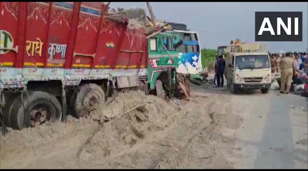 Uttar Pradesh barabanki Volvo bus truck accident 9 dead