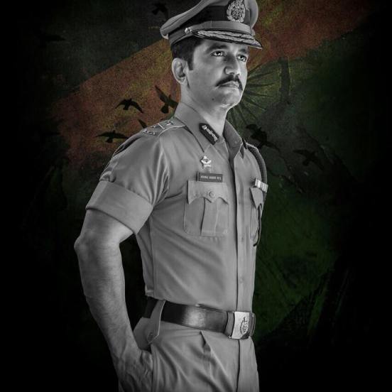 सर्वांचं ऐकून विश्वास नांगरे पाटील यांनी ११ वीला सायन्सला प्रवेश घेतला. पण बारावीला असताना भूषण गगराणी यांचं व्याख्यान ऐकलं आणि त्यातून विश्वास नांगरे पाटील यांनी स्पर्धा परीक्षेचं ध्येय बांधलं. गगराणी यांचं भाषण ऐकल्यानंतर पहिल्यांदा विश्वास नांगरे पाटील यांना स्पर्धा परीक्षेची माहिती मिळाली. यामधून जिल्हाधिकारी, सचिव, आयुक्त बनता येतं, तसंच ही परीक्षा मराठीत देता येते याची त्यांना पहिल्यांदाच माहिती मिळाली.