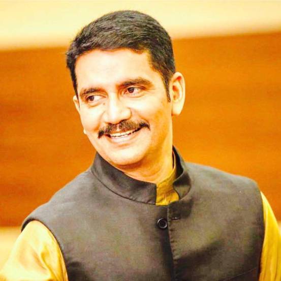 विश्वास नांगरे पाटील दिल्ली किंवा मुंबईत अभ्यासासाठी असायचे तेव्हा त्यांचे वडील नेहमी पोस्टकार्ड पाठवत असत. त्यामध्ये ते गावाकडील परिस्थिती काय आहे, पैसे काही कमी पडत आहेत का ? काही अडचण येतीये का ? अभ्यास कर अशी विचारपूस करायचे. या पत्राच्या शेवटी ते नेहमी भावड्या, माझे डोळे मिटण्याआधी तुला आयएएस अधिकारी होऊन लाल दिव्याच्या गाडीतून आल्याचं पहायचं आहे असं लिहिलेलं असायचं.