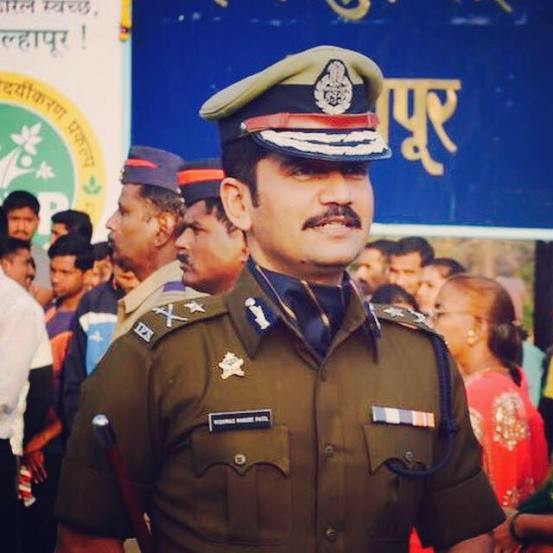 मी अनेक प्रेरणा देणारी पुस्तकं वाचली, पण मनात आग पेटवणारी ओळ मला त्या पत्रात सापडली असं विश्वास नांगरे पाटील सांगतात.