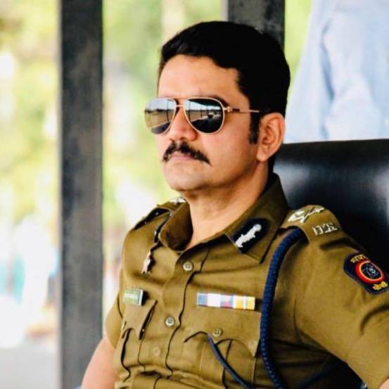 विश्वास नांगरे पाटील यांचे वडील पैलवान आणि सरपंच असल्याने वर्गात त्यांचा धाक असायचा. इतर कोणीही शिक्षक भीतीने त्यांना काही बोलायचं नाही. पण एकदा एका शिक्षिकेने वर्गात आल्यानंतर विश्वास नांगरे पाटील यांना दोन कानशिलात लगावून आपलं अस्तित्व निर्माण कर असं सुनावलं. विश्वास नांगरे पाटील यांना त्यादिवशी ती गोष्ट प्रचंड मनाला लागली. घरी गेले आणि वडिलांना आपल्याला ओळख निर्माण करायची आहे, शाळेत जाणार नाही असं सांगितलं.