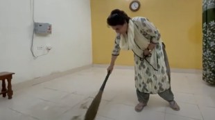 congress-priyanka-gandhi-seen-cleaning-detention-room-after-up-police-arrest-gst-97