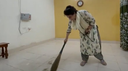 congress-priyanka-gandhi-seen-cleaning-detention-room-after-up-police-arrest-gst-97