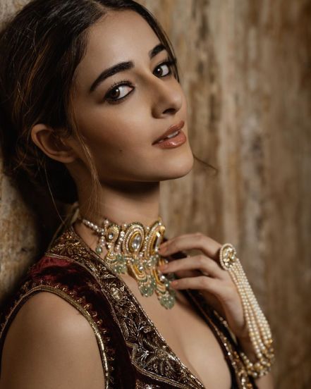 वेगवेगळ्या लूकमधील फोटो शेअर करत ती नेटकऱ्यांचं लक्ष वेधून घेत असते.