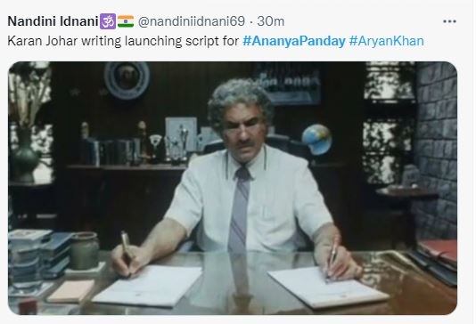 तर सध्या करण जोहर आर्यन आणि अनन्यासाठी नवी स्क्रीप्ट लिहिण्यात असा व्यस्त असेल हे दाखवणारं मीम