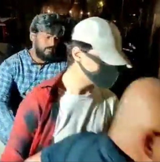 आर्यनला इतर स्टार किड्सप्रमाणे लाइमलाईटमध्ये राहणं अजिबात आवडत नाही. तो अनेकदा पापाराझींना बघून लपतो किंवा त्यांना काहीही न कळता त्या ठिकाणाहून निघून जातो.