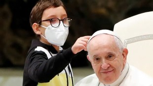 boy-snatch-pope-francis-cap-viral-video