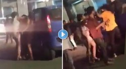 Shocking Video: एका बॉयफ्रेंडसाठी गर्लफ्रेंड आणि एक्स-गर्लफ्रेंड बारबाहेरच भिडल्या; लाथा-बुक्क्यांनी केली धुलाई