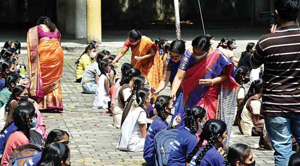 केशवनगर शाळेत विद्यार्थ्यांचे असे स्वागत करण्यात आले.
