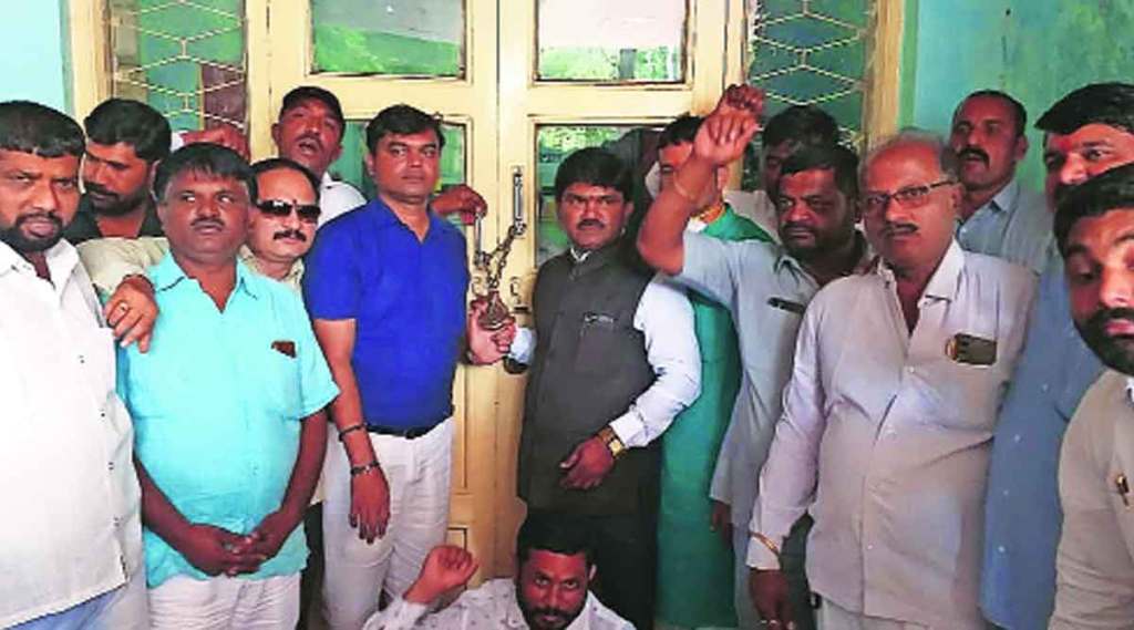 नाशिकरोड येथील वीज भवन कार्यालयास टाळे ठोकण्याच्या आंदोलनात शिवसेनेचे खासदार हेमंत गोडसे व माजी आमदार योगेश घोलप सहभागी झाले.