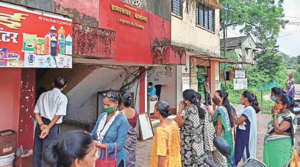 समस्यांकडे दुर्लक्ष केल्यामुळे महिलांची ग्रामपंचायतीवर धडक