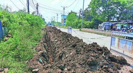 गुजरात गॅस वाहिनीच्या कामामुळे पादचारी मार्गाची दुरवस्था