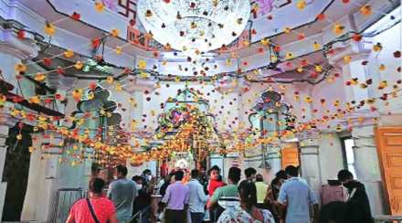 महालक्ष्मी मंदिरात भाविकांची गर्दी