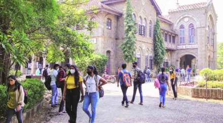 विद्यार्थ्यांच्या उपस्थितीने महाविद्यालयांत चैतन्य ; करोनाचा प्रादुर्भाव कमी झाल्याने दीड वर्षांनंतर महाविद्यालये सुरू