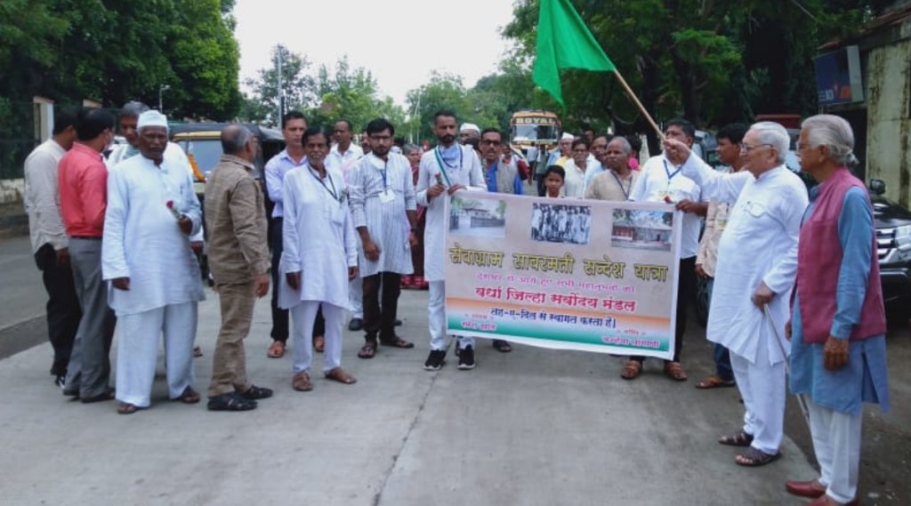 साबरमती आश्रमाच्या अत्याधुनिकीकरणास विरोध दर्शविण्यासाठी संदेशयात्रेस आरंभ