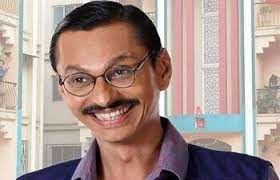 या मालिकेत पोपटलालची भूमिका साकारणारा श्याम पाठक हा सी.ए. करत होता परंतु अभिनयावर असलेल्या प्रेमापोटी त्याने अभिनय क्षेत्रात पदार्पण केले.