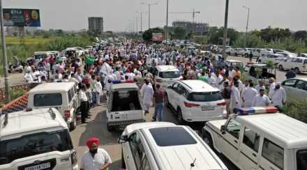 हरियाणा उत्तर प्रदेश सीमेवर उत्तर प्रदेश पोलिसांनी अडवलेला काँग्रेसचा गाडी मार्च.