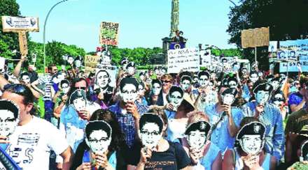 ‘प्रिजम’विरोधात बर्लिनमध्ये स्नोडेन, चेल्सा मॅनिंग यांचे मुखवटे घालून निदर्शने झाली. ‘प्रिजम’विरोधात बर्लिनमध्ये स्नोडेन, चेल्सा मॅनिंग यांचे मुखवटे घालून निदर्शने झाली.