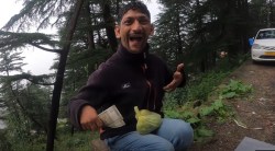 Viral Video: विशेषतः सक्षम व्यक्ती आजारी आईसाठी विकतोय फळे; नेटीझन्सने केलं कौतुक